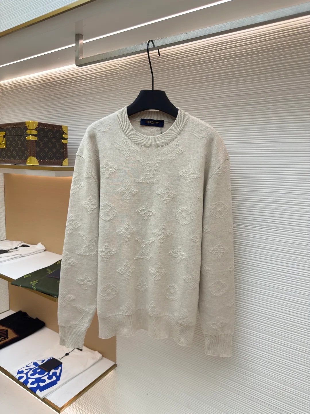 LOUIS VUITTON letter dark pattern embossed sweater ●Authentic product: 14800 purchase and development ●Item number: 1680547-B25 ●Fabric: cashmere fabric ●Technology: embossed technology ●Version: fitted version ●Weight: about 765 grams ●Size: S-M-L ●Description: Made of cashmere blended fabric, neckline, sleeves, and hem threads, the overall routing is straight and delicate, the fabric is comfortable and soft, and the color is consistent without color difference. It can be matched with the same style to create a fashionable look, and can be used in various occasions. Customized accessories, complete with three standards, same style for men and women!